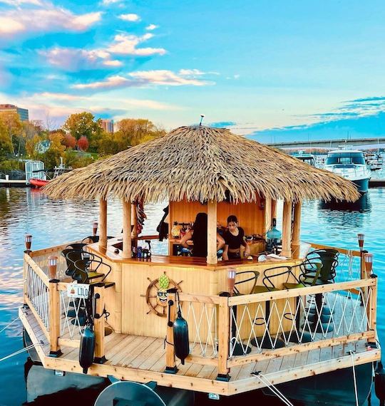 Tiki Boat & Bar avec capitaine et barman.