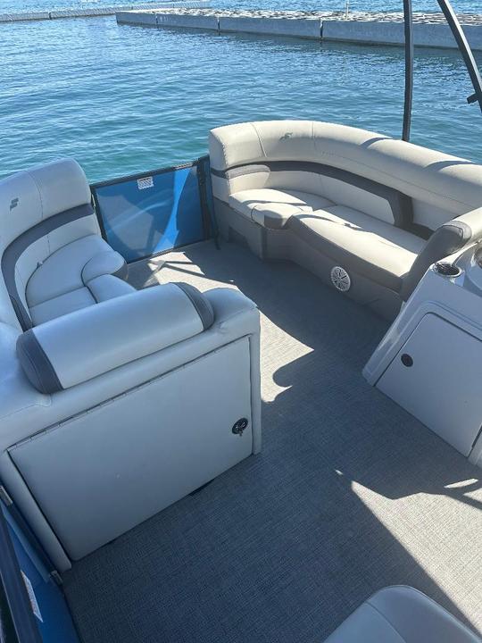 Starcraft Luxury Pontoon Rental in Lake Havasu City, Arizona 