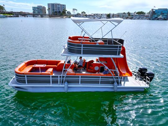 Barco flutuante de dois andares com escorregador - 33'