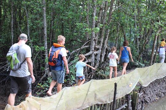 Forêt de mangrove de Can Gio en hors-bord