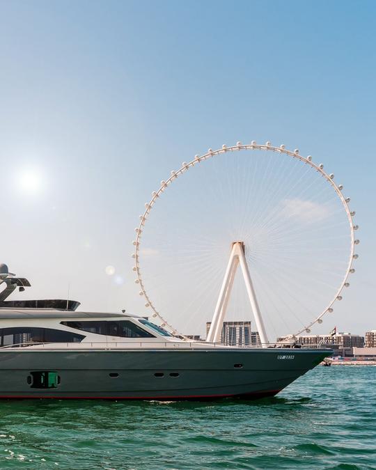 Iate luxuoso de 88 pés com capacidade para 50 convidados na Marina de Dubai