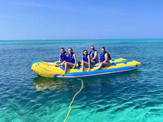 Excursion amusante en tubing et en banane dans les îles Turques-et-Caïques avec un bateau à moteur Yamaha de 20 pieds