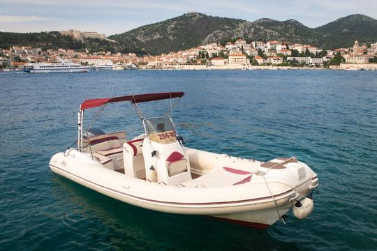 Passeios de lancha - Maneira perfeita de explorar o Arquipélago de Hvar.