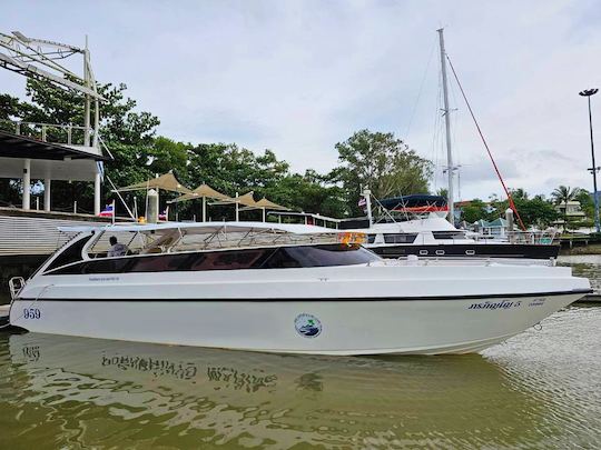 Buckle up for an adrenaline-fueled speedboat tour to Phi Phi Islands!