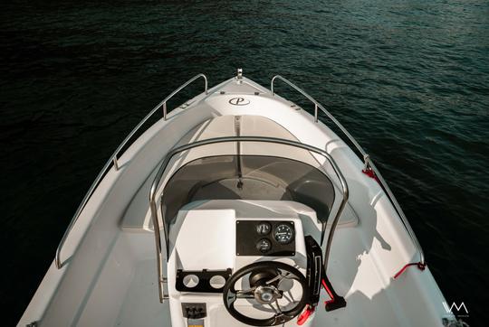 Bateau à moteur Navigator de 30 ch pour des aventures dans les îles Ioniennes