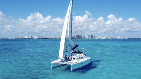 CATAMARÁN DE LUJO DE 44 PIES ⛵️ NAVEGANDO A ISLA MUJERES 🏝️ 