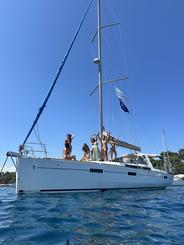 Hermoso Oceanis 45 navegando por la Riviera francesa