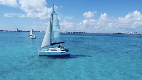 CATAMARÁN DE LUJO DE 44 PIES ⛵️ NAVEGANDO A ISLA MUJERES 🏝️ 