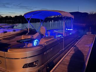 25' Avalon Luxury Pontoon Rental in Milwaukee