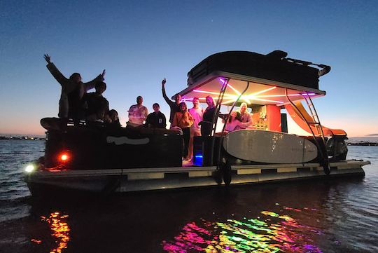 Célébrez à Mission Bay : ponton de fête avec table à feu, toboggan aquatique et bien plus encore ! 