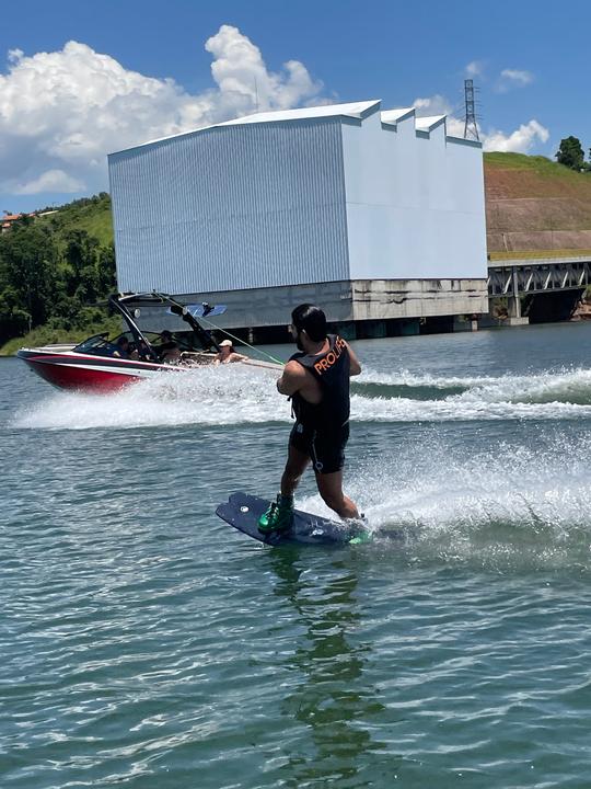 21,5€ Barco de wakeboard con clases de wakeboard incluidas