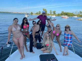 Carver de 36 pies en Toronto disponible para charters privados