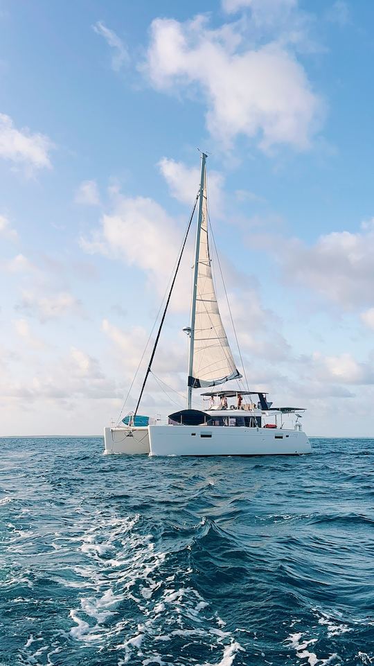 Catamaran à voile Amari - Location d'une nuit tout compris avec équipage complet