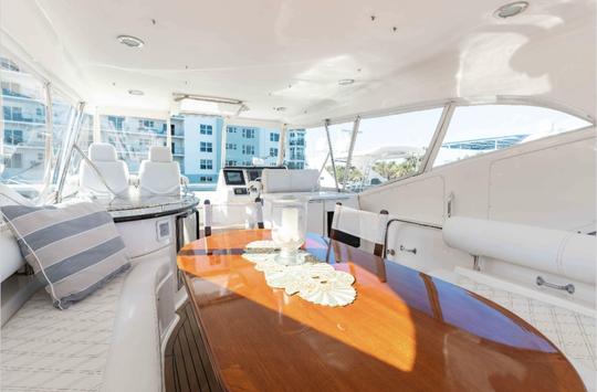 ¡Disfrute de su día en el yate a motor Flybridge de 65 pies!