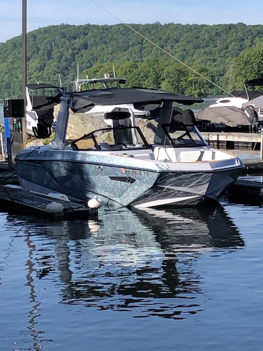 Diversão em Candlewood Lake 2022 G23 Wakeboard, surfe e cruzeiro no lago