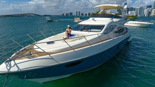 ¡Hermoso yate Azimut de 70 pies con 2 motos de agua incluidas en Miami para hasta 13 huéspedes!