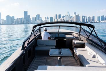 Cruise in Style: 40' VanDutch – All-Inclusive Luxury