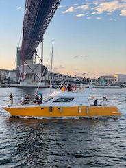 Passeio de catamarã com almoço e mergulhos perto de uma praia em Lisboa