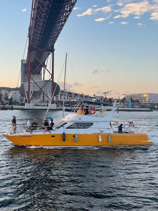 Catamaran Tour with lunch and dips near a beach in Lisbon