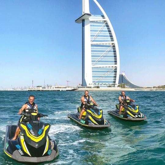 Experimente a emoção de Dubai com uma aventura de jet ski de 60 minutos até Burj-Al-Arab.