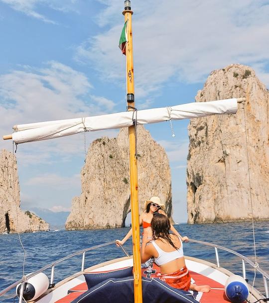 Passeio de barco privado pela Ilha de Capri com gozzo clássico