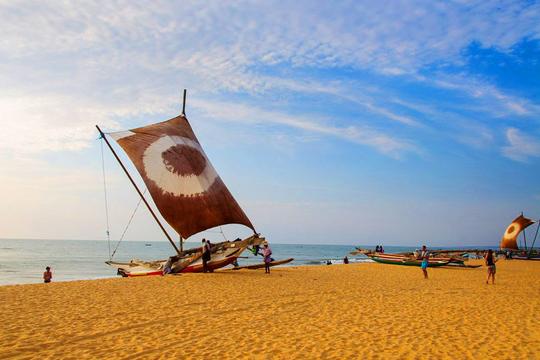 Catamarã navegando ao pôr do sol no Monte Lavinia, Sri Lanka