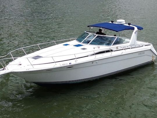 Aproveite Miami no Sea Ray Sundancer de 41 pés - pergunte agora para obter a melhor oferta!