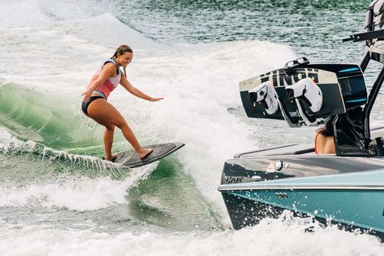 Wakesurf em Toronto em um barco de elite - motorista/instrutor incluído