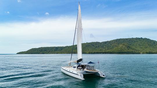 Catamarán de vela «Amadeus» en Phuket, Tailandia