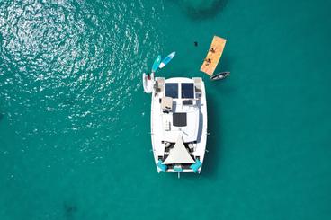 Aluguel de dia compartilhado em catamarã de luxo St Martin com almoço gourmet de 4 pratos