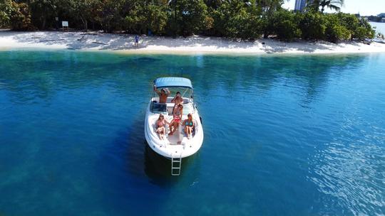 Explore Miami Beach com estilo - Alugue o barco Sundeck Blue de 26 pés!