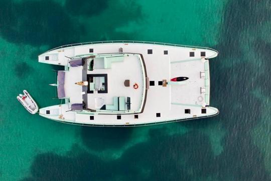 Catamaran à moteur de 90 pieds à Porto Cervo, nord-est de la Sardaigne, Méditerranée, Italie