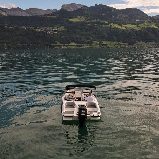 Barco a motor con patrón en el lago de Lucerna