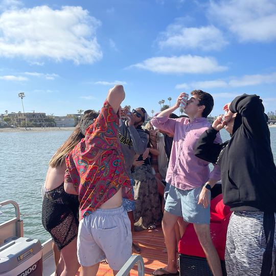 Pontón de dos pisos para fiestas en pontón de 30 pies en Mission Bay