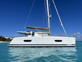 Catamaran Helia Fountinae Pajot de 44 pieds pour naviguer dans les îles Turques-et-Caïques 