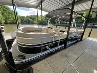 Lindo pontão Lowe preto de 21 pés com motor de popa de 115 cv localizado no Lago de Ozarks