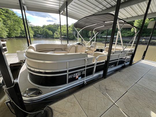 Beautiful 21’ Black Lowe Pontoon W/115hp Outboard Located On Lake Of The Ozarks