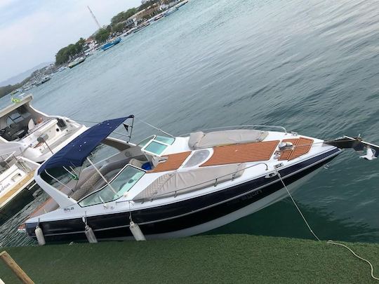 Location d'un véritable yacht à moteur de 29 pieds à Arraial do Cabo, Rio de Janeiro, Brésil