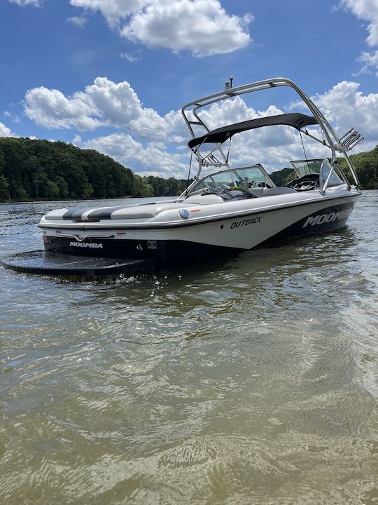 Bateau de ski MOOMBA Outback 2008 Wake Boat (ski, tube, genouillère et wakeboard)