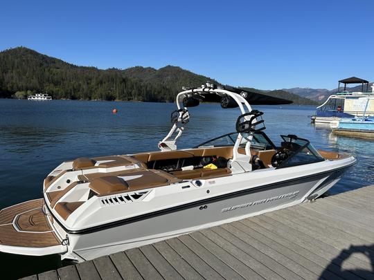 Embarcación náutica Nautique GS 22 con capitán en el lago Tahoe