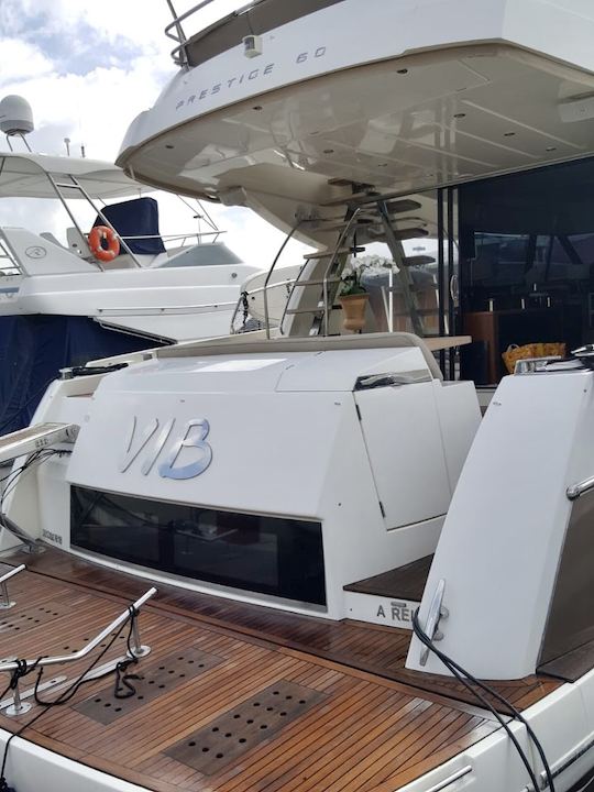 Yate Flybridge de 64 pies para 20 personas en Río de Janeiro