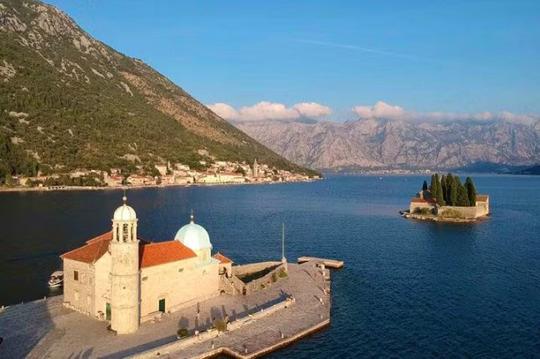 ¡Nuestros tours le dan la oportunidad de ver la bahía de Kotor desde un ángulo diferente!