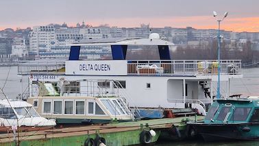 Delta Queen - House Boat - up to 12 people can sleep in separate room