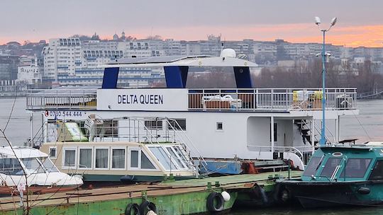 Delta Queen - House Boat - jusqu'à 12 personnes peuvent dormir dans une chambre séparée