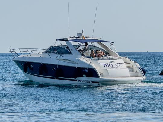 Iate a motor Sunseeker 50 com capitão em Chipre, Limassol para 12 pessoas