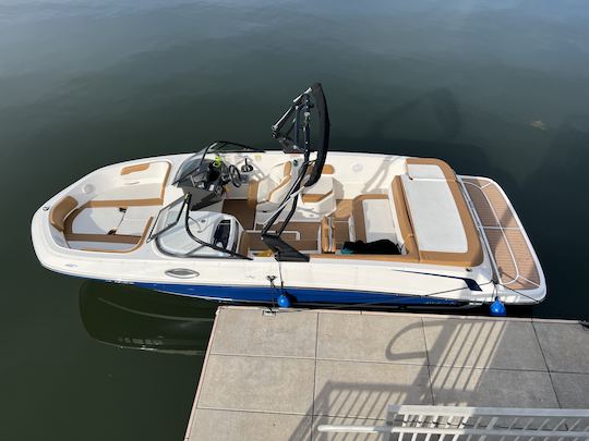 Bayliner VR6 2019 (operado por un arrendatario)