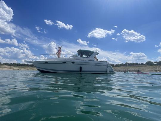 ¡Diversión espaciosa en un yate de fórmula de 36 pies en el lago Travis!