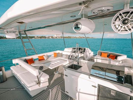 Lujoso catamarán a motor Leopard de 51 pies en Cancún con tripulación de superyate