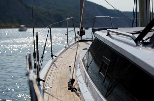 COME AND SAIL ON THIS BEAUTIFUL ELAN MONOHULL BUILT FOR PERFORMANCE AND COMFORT