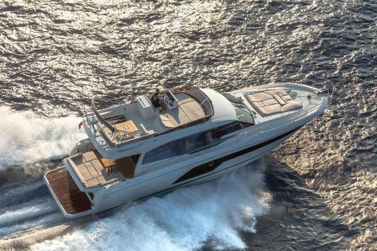 Alquiler de megayates Prestige 590 Jeanneau Power en Saint-Tropez